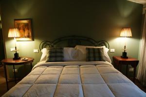 una camera da letto con un letto grande con due lampade di La Dimora di Luca a Bientina Altre 4 foto