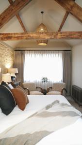 En eller flere senge i et værelse på Schoolhouse Snug