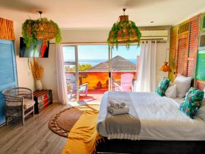 een slaapkamer met een bed met uitzicht op de oceaan bij African Groove Camps Bay in Kaapstad +63 foto's