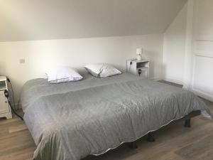 En eller flere senge i et værelse på Le nid du bouloir