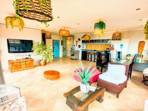 een woonkamer met een bank en een tafel bij African Groove Camps Bay in Kaapstad