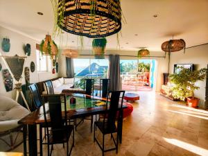 een eetkamer met een tafel en stoelen bij African Groove Camps Bay in Kaapstad