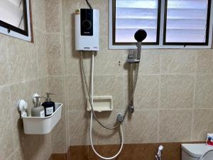 Et badeværelse på Spacious and peaceful 3 bedrooms detached house inside Bangkok + 37 billeder