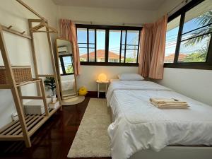 En eller flere senge i et værelse på Spacious and peaceful 3 bedrooms detached house inside Bangkok