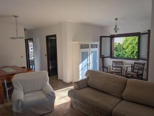 ein Wohnzimmer mit Sofa und Tisch in der Unterkunft Winahost el Rincón de Creixell in Creixell