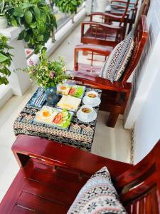 河江Đá Gió Hà Giang Homestay的阳台上的早餐食品桌子 更多50张照片