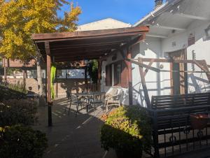 Markierung über einer Terrasse mit einem Tisch und Stühlen in der Unterkunft Winahost el Rincón de Creixell in Creixell