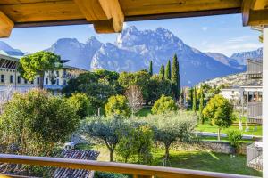 Cảnh núi rừng hoặc tầm nhìn ra núi từ căn hộ