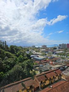 vista su una città con edifici e alberi di bwelcome - Apt with lovely view a Bertioga