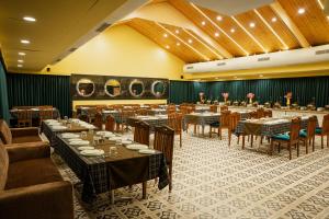 En restaurant eller et andet spisested på Lotus Lagoona Beach Resort