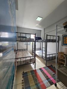 una stanza con tre letti a castello di bwelcome - Apt with lovely view a Bertioga