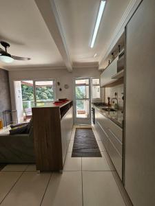 una cucina con bancone e piano di lavoro di bwelcome - Apt with lovely view a Bertioga