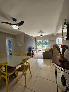 un soggiorno con tavolo e sedie gialle di bwelcome - Apt with lovely view a Bertioga