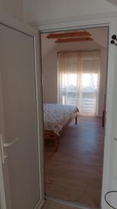 Postel nebo postele na pokoji v ubytování prenoćište sobe apartmani sobe za radnike + 4 fotografie