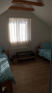 Postel nebo postele na pokoji v ubytování prenoćište sobe apartmani sobe za radnike