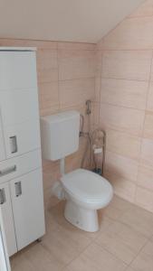 Koupelna v ubytování prenoćište sobe apartmani sobe za radnike