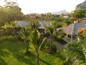 una vista aerea di un resort con palme di Cocco House ad Aonang Beach