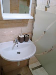 Koupelna v ubytování prenoćište sobe apartmani sobe za radnike