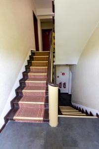 een trap in een gebouw met bruine trappen bij Hotel-Pension ODIN in Berlijn