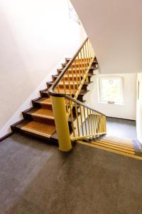 een trap in een gebouw met een raam bij Hotel-Pension ODIN in Berlijn