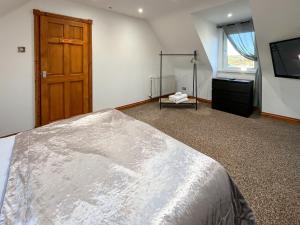 En eller flere senge i et værelse på Graeme-An-Taoiseach Uk50061 + 7 billeder