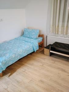 Postel nebo postele na pokoji v ubytování prenoćište sobe apartmani sobe za radnike