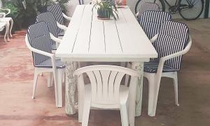 une table et des chaises blanches avec une table et des chaises blanches dans l'établissement Casa da Aldeia - Monte Redondo, à Figueira de Lorvão