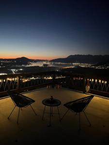 科托尔Villa Gorazda的晚上在阳台上摆放一张桌子和两把椅子