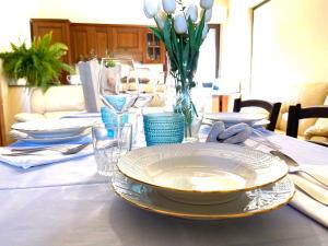 a table with a plate on top of a table at Prenda e Mare in Ottava Sassari