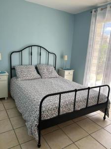 Giường trong phòng chung tại La villa fonbrun au calme