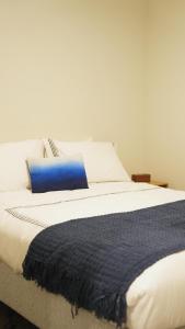 En eller flere senge i et værelse på Meraki Guesthouse