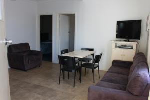 TV a/nebo společenská místnost v ubytování Pelicans Motel San Remo