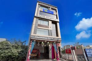 een hoog gebouw met een bord erop bij FabHotel Raas Plaza in Kaliānpur