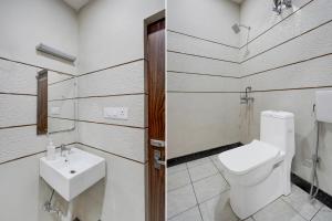 een badkamer met toilet en wastafel bij FabHotel Raas Plaza in Kaliānpur +15 foto's