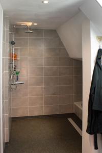 Koupelna v ubytování Beleef het Noorden + 55 fotografií