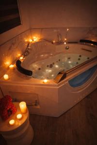 eine Badewanne mit Licht und Kerzen im Bad in der Unterkunft Love Room - Cocon Room - Toulon - Ollioules in Ollioules