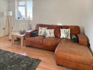 een bruine leren bank in de woonkamer bij Island House - Uk51001 in Little Baddow