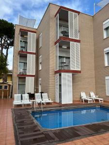 Bazén v ubytování Apartamentos ELMA1 nebo v jeho okolí