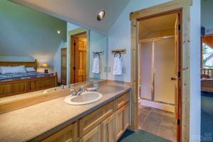 un bagno con un lavandino e un grande specchio di Forest Ridge a Redmond Altre 42 foto