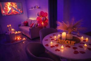 ein Wohnzimmer mit einem Tisch mit Kerzen und Ballons in der Unterkunft Love Room - Cocon Room - Toulon - Ollioules in Ollioules + 17 Fotos