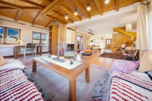 Posezení v ubytování Anemos Mountain Villa - A Perfect Mountain Retreat