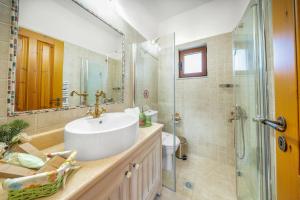 Koupelna v ubytování Anemos Mountain Villa - A Perfect Mountain Retreat + 18 fotografií