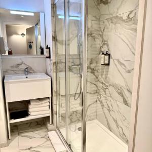 Koupelna v ubytování Nehô Suites Saint Jean de Maurienne + 34 fotografií