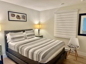 een slaapkamer met een groot bed en een raam bij Platinum Homes Stylish 3BR Home Near Moncton, Dieppe Airport Free Parking in Dieppe