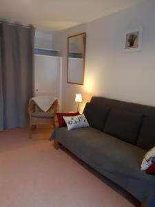 un soggiorno con un divano e una sedia di Studio Gavarnie a Gavarnie
