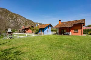 een groep huizen in een veld met een hek bij La Llosona in Caño