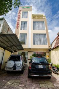 two cars parked in front of a building at Kim Hồng Nhật Guest House in Phú Quốc