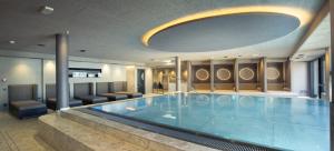 ein großer Swimmingpool in einem Hotelzimmer in der Unterkunft Alpenvilla Large Family Apartment - by Familiaris- Pools 500 meters in Olang