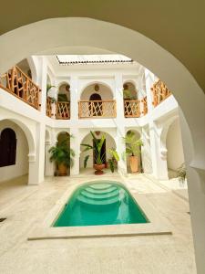 een grote kamer met een zwembad in een gebouw bij Natural living eco resort in Malindi