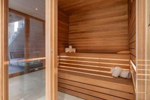 eine Sauna mit Holzvertäfelung und einer Badewanne in der Unterkunft Chalet Boheme Les Gets - by EMERALD STAY in Les Gets